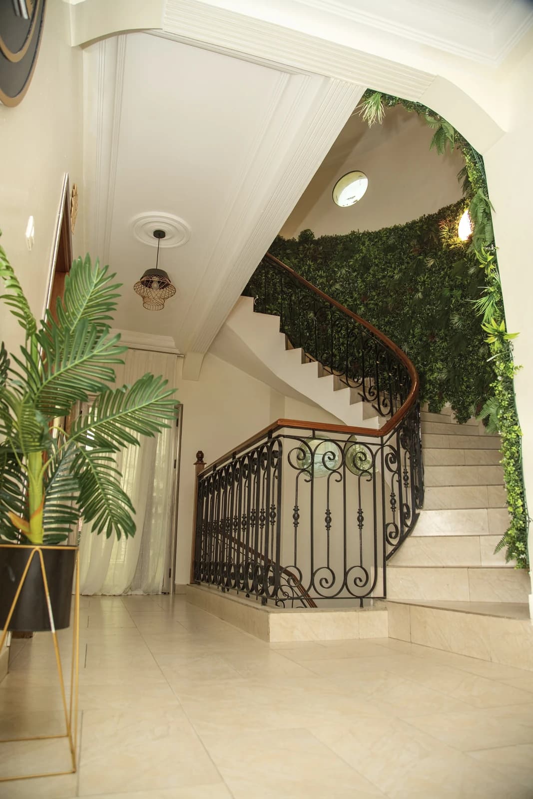 L'entrée de Nature Beauty Spa : l'escalier et son mur végétal