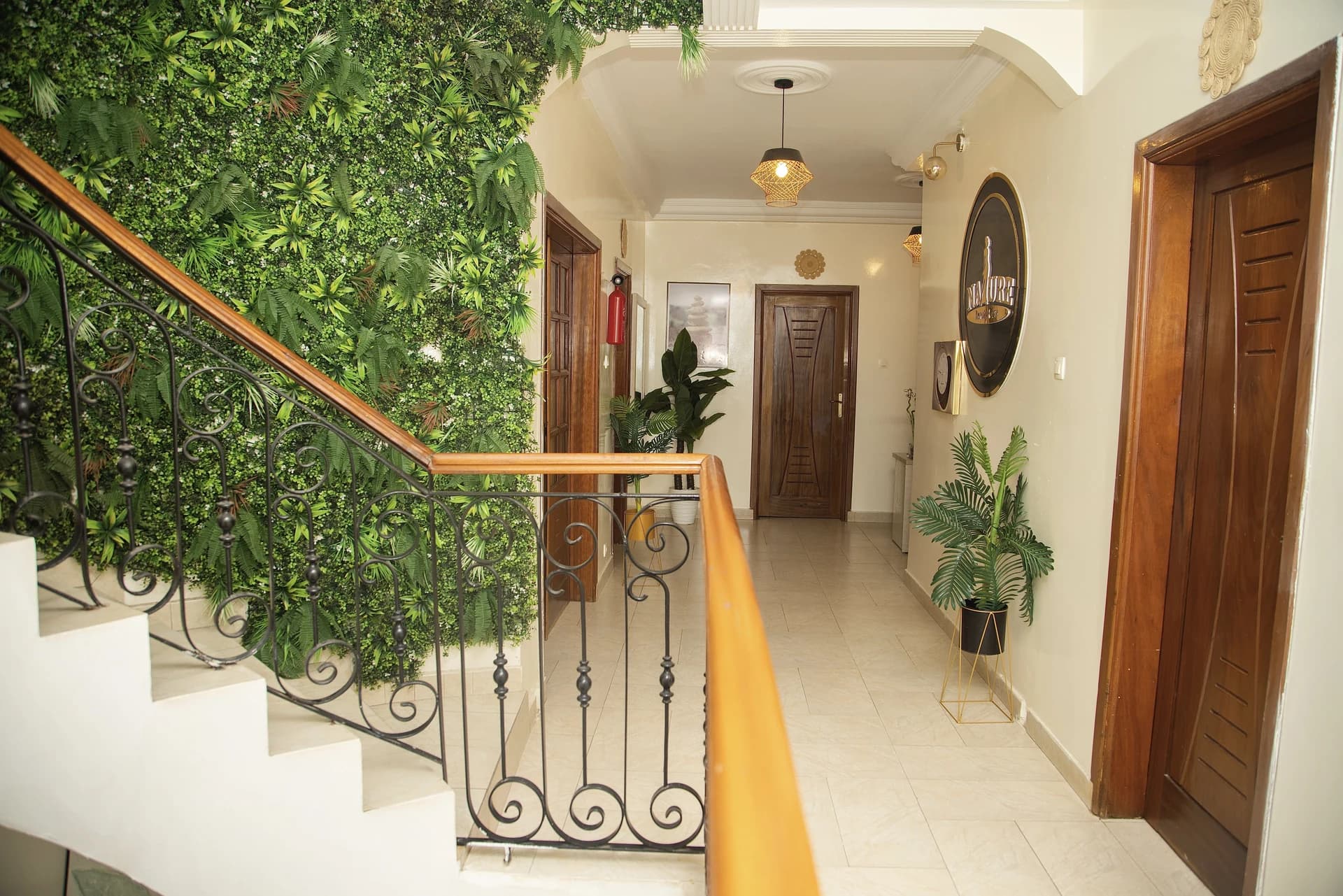L'escalier et son mur végétal